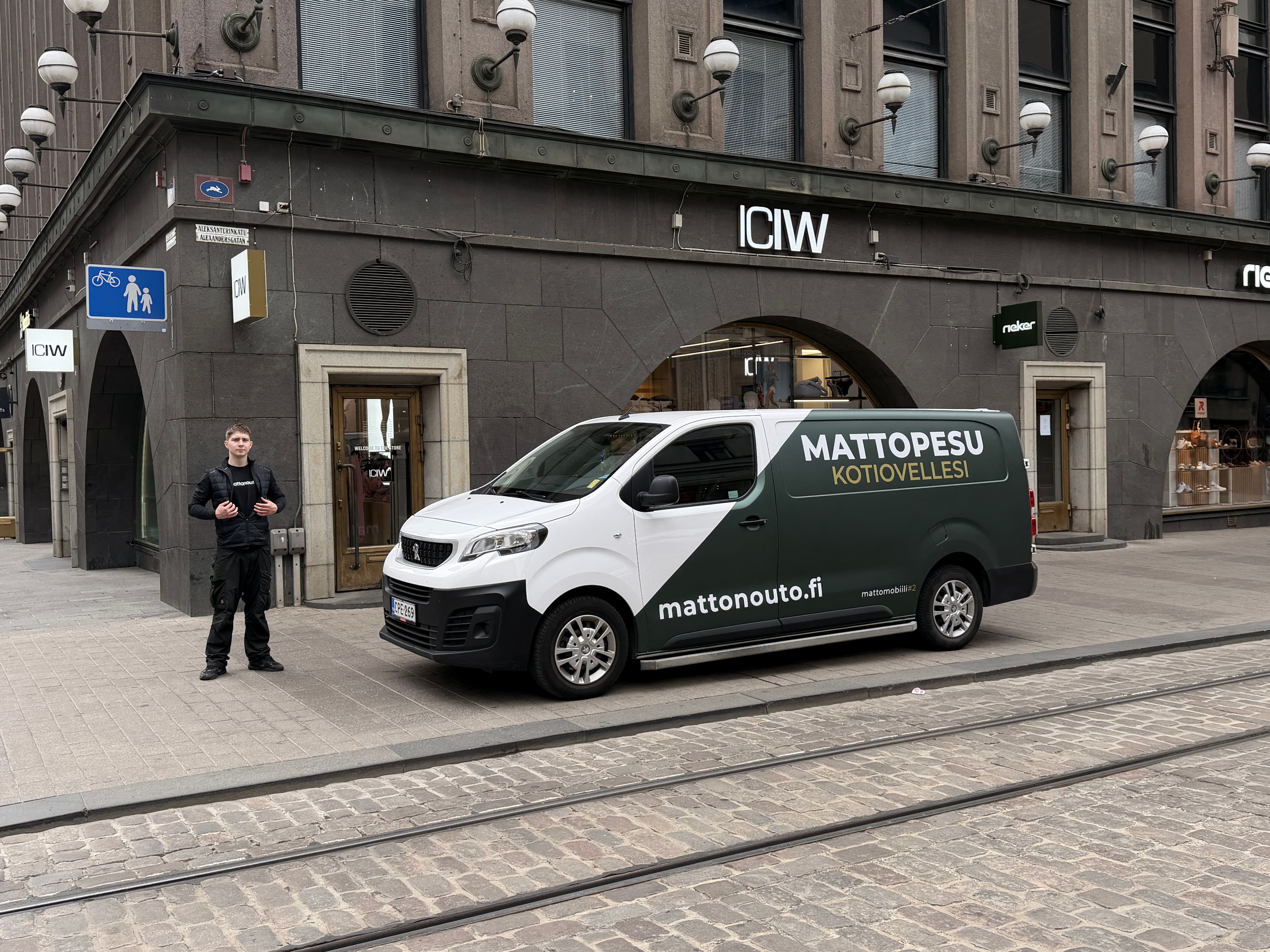 Mattonouto-pakettiauto Helsingin kaduilla